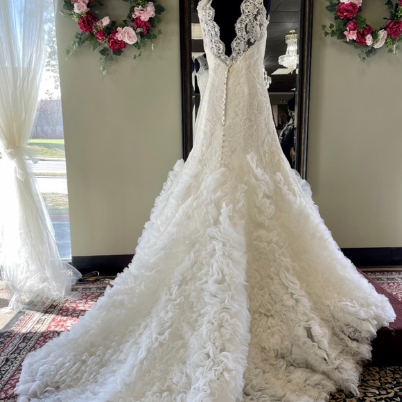 Designer Size 10 Allure Bridal’s Wedding Gown On Sale - Picture 3 of 4